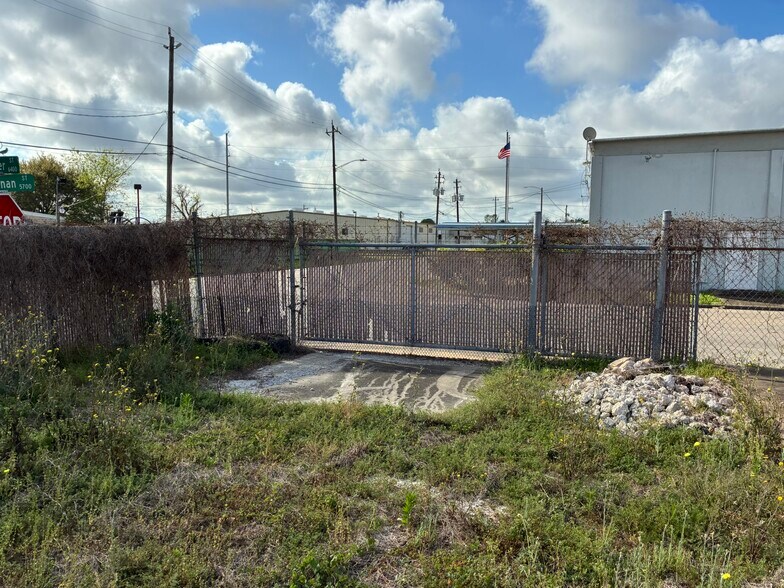 More Photos Of 5734 Heffernan St, Houston Warehouse For Lease