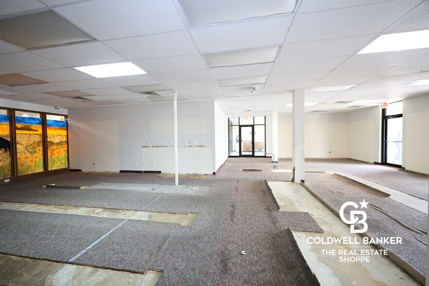 More Photos Of 911 N Main St, Garden City Office For Sale