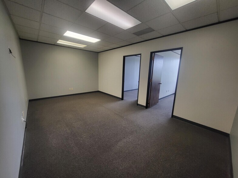 More Photos Of 8465 Keystone Crossing, Indianapolis Office Residential For Lease