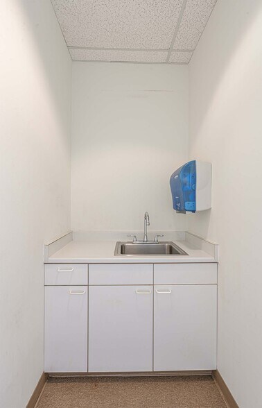 More Photos Of 8911 Lakewood Dr, Windsor Medical For Lease