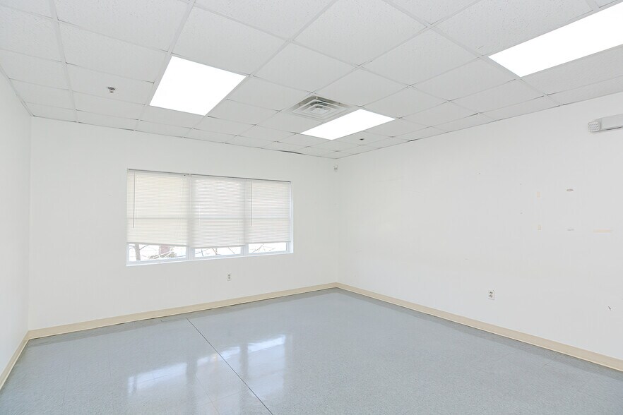 More Photos Of 162 N Main St, Sharon Schools For Lease