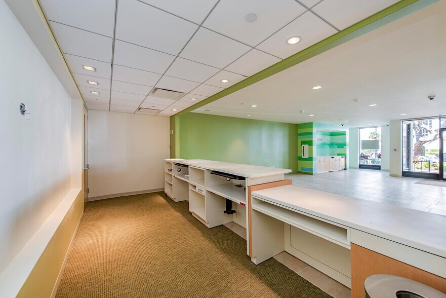 More Photos Of 350 5th Ave S, Naples Storefront Retail Office For Lease