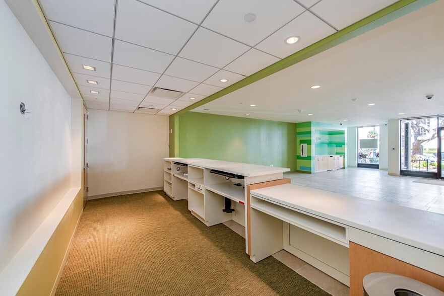 More Photos Of 350 5th Ave S, Naples Storefront Retail Office For Lease