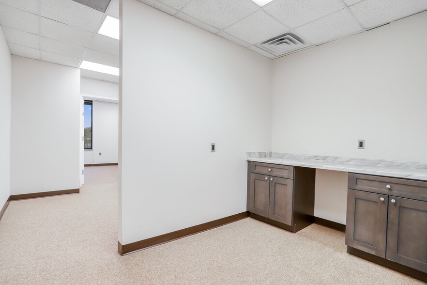 More Photos Of 6201 Leesburg Pike, Falls Church Office For Lease