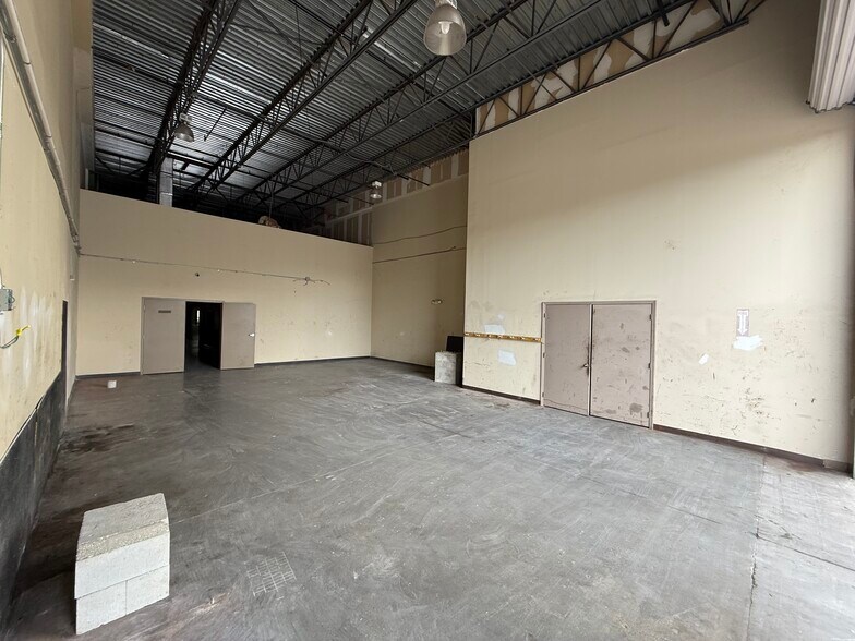 More Photos Of 6457 Hazeltine National Dr, Orlando Warehouse For Lease