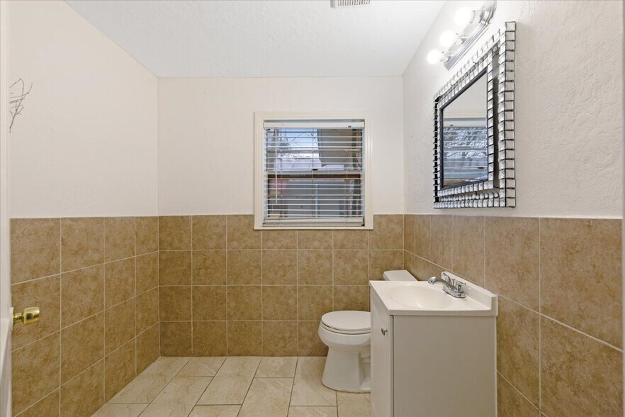 More Photos Of 2121 N Grand Blvd, Pearland Specialty For Sale