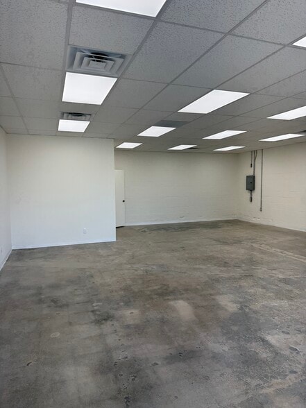 More Photos Of 21317 Devonshire St, Chatsworth Freestanding For Lease