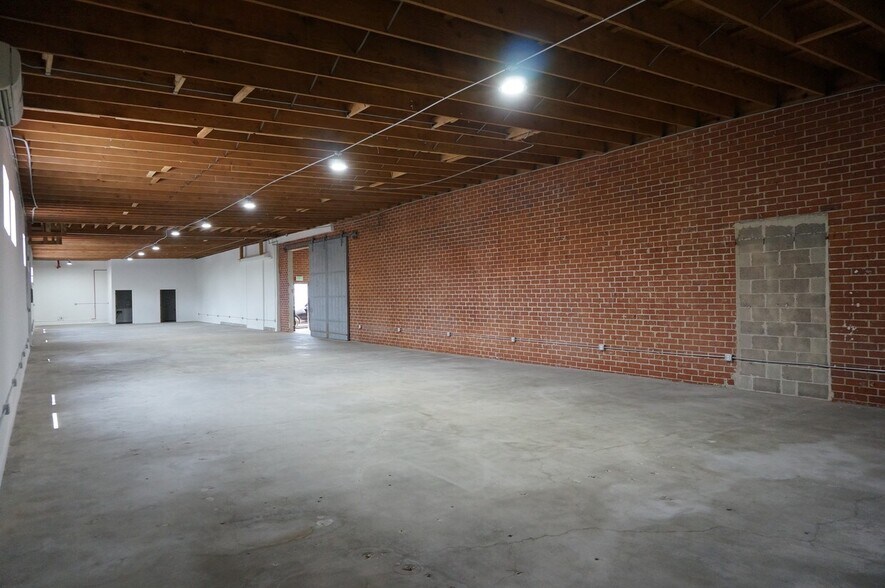 More Photos Of 1604 Venice Blvd, Los Angeles Showroom For Lease