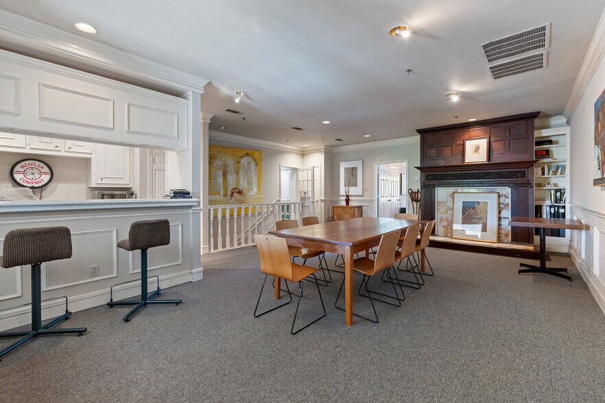 More Photos Of 4821 Broadway St, Addison Office For Sale