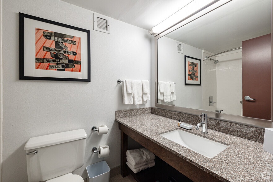 More Photos Of 900 W Lake Cook Rd, Buffalo Grove Hotel For Sale