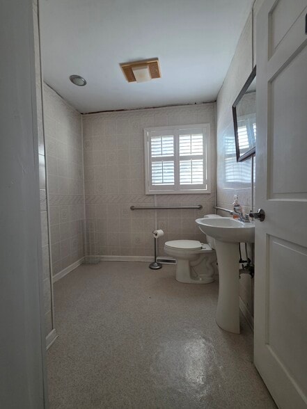 More Photos Of 2034 W 5th St, Washington Showroom For Sale