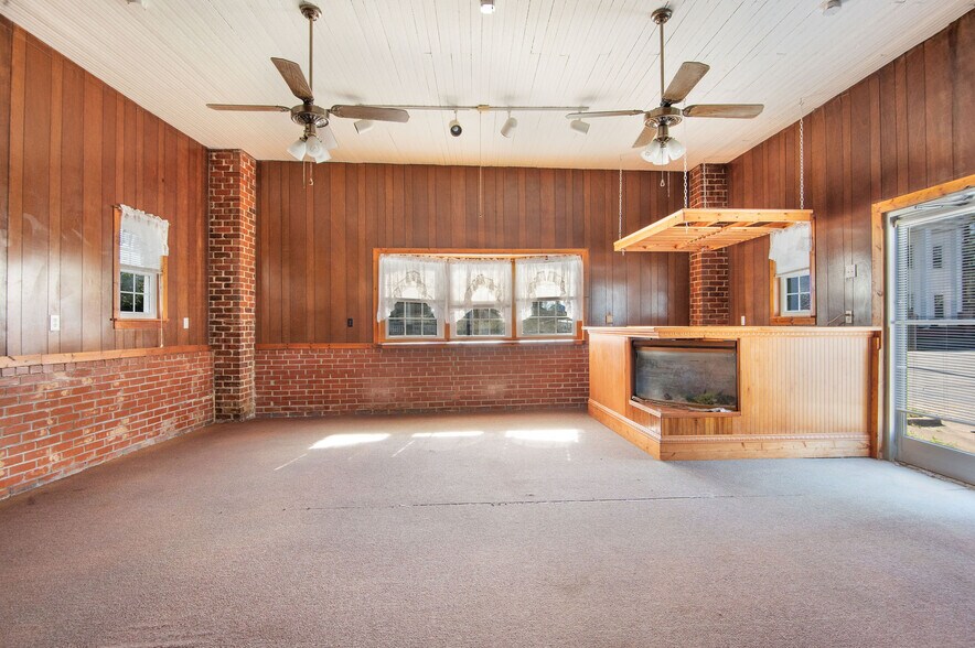 More Photos Of 201 N Wilmington St, Richlands General Retail For Sale