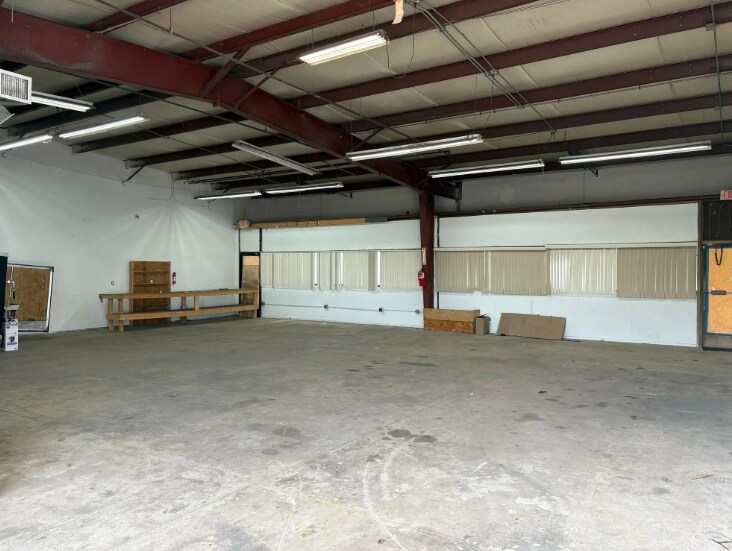 More Photos Of 21495 Russell St, Rockwood Light Distribution For Lease