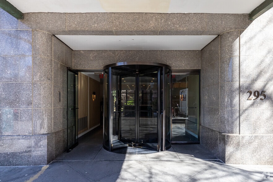 More Photos Of 295 Greenwich St, New York Apartments For Lease