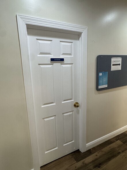 More Photos Of 1044 Goodlette-Frank Rd N, Naples Medical For Lease