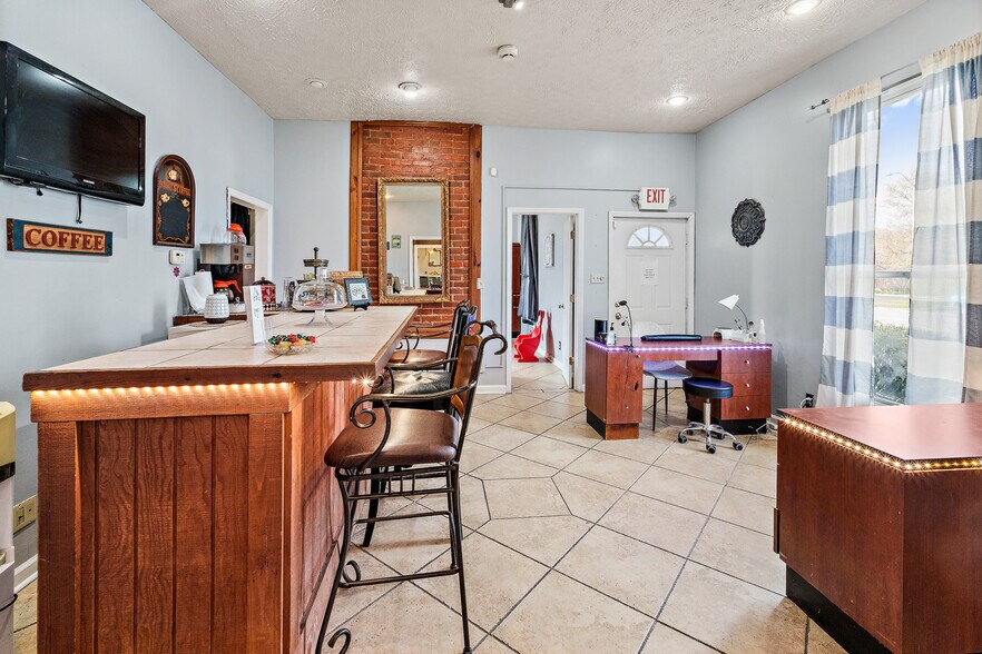 More Photos Of 2048 Winchester Ave, Ashland General Retail For Sale