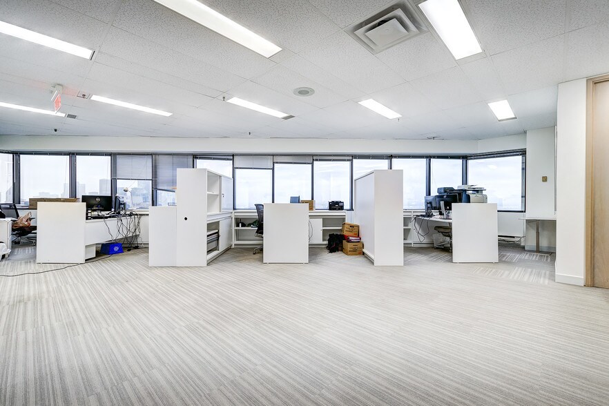 More Photos Of 3500 Boul de Maisonneuve O, Westmount Office Residential For Lease