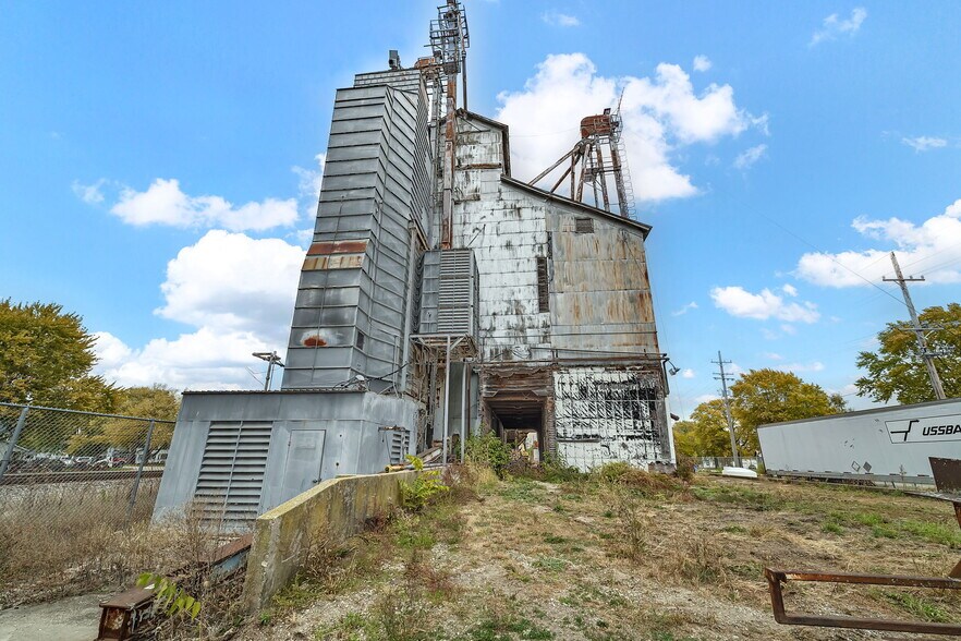 More Photos Of 604 South St, Mazon Warehouse For Sale