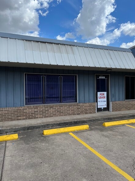 Primary Photo Of 2217 W 34th St, Houston Showroom For Lease