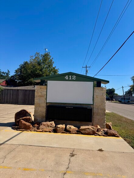 More Photos Of 414 W House St, Alvin Medical For Lease