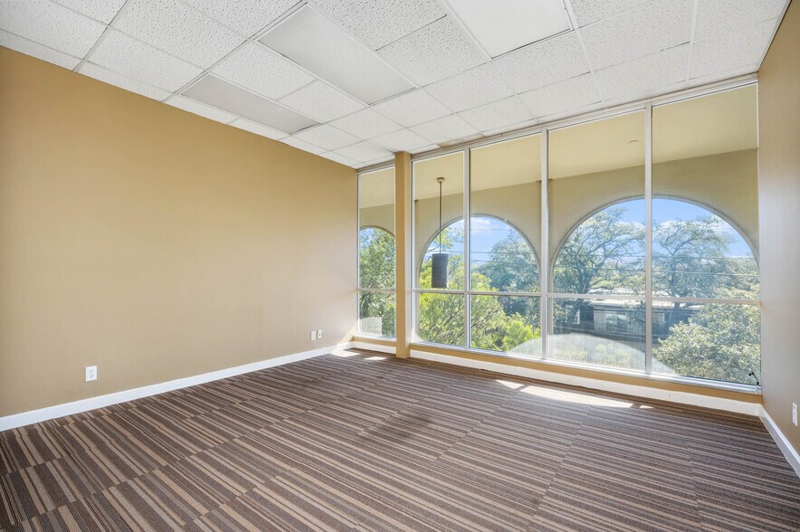More Photos Of 8100 Broadway St, San Antonio Office For Sale