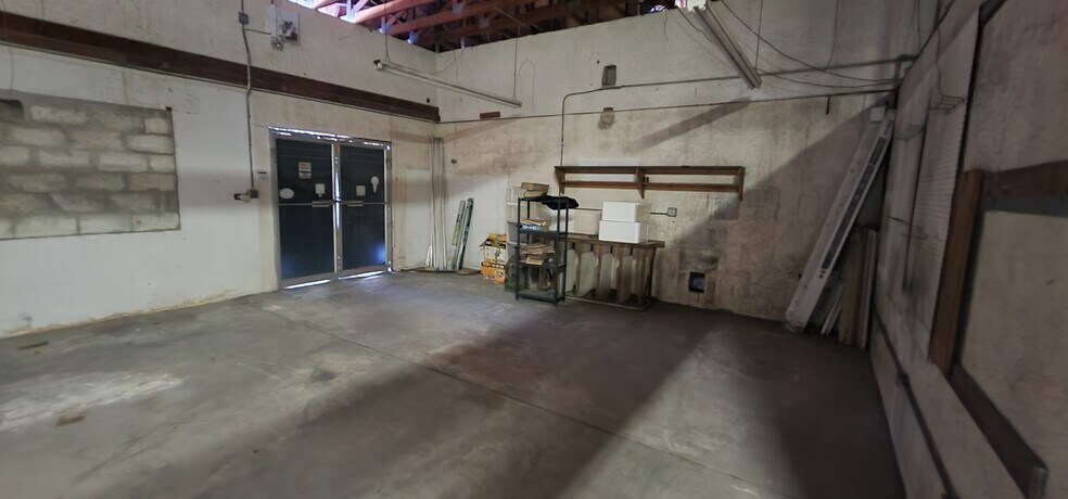 More Photos Of 284 S Center St, Pierson Auto Repair For Lease