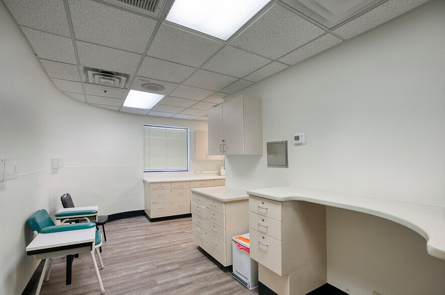 More Photos Of 16635 N 43rd Ave, Phoenix Medical For Lease