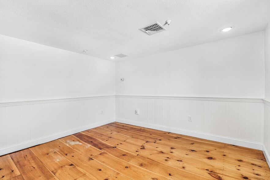 More Photos Of 348 Boston Post Rd, Sudbury Storefront Retail Office For Lease