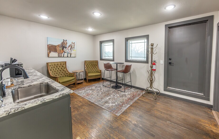 More Photos Of 2617-2619 34th St, Lubbock Loft Creative Space For Sale