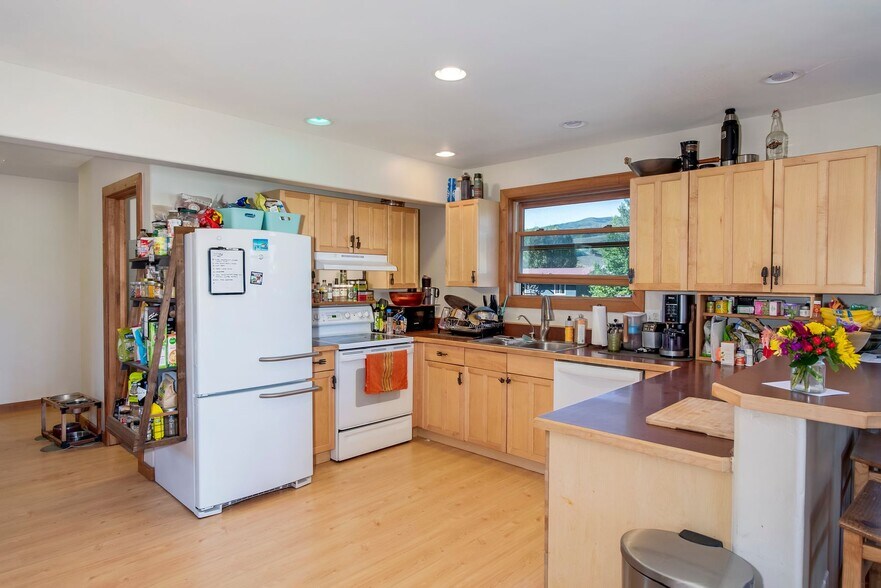 More Photos Of 81 Gillaspey Ave, Crested Butte General Retail For Sale