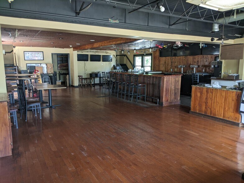 More Photos Of 2515 Far Hills Ave, Oakwood Restaurant For Sale