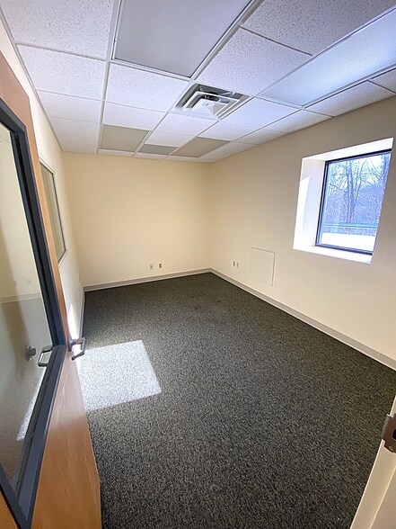 More Photos Of 109 Platinum Dr, Bridgeport Office For Lease