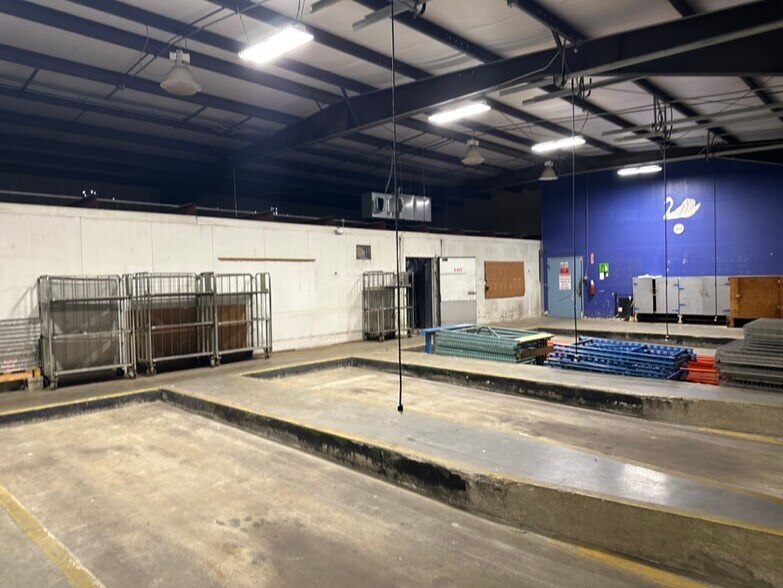 More Photos Of 802 Hickory St, Mahomet Warehouse For Lease