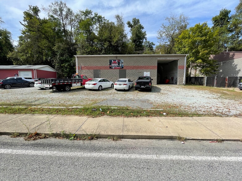 More Photos Of 630 Long Rd, Pittsburgh Showroom For Sale
