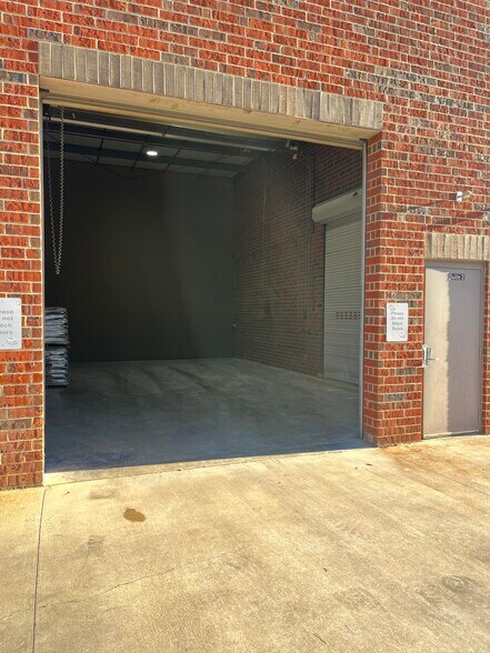 More Photos Of 11128 Business Ln, Charlotte Light Distribution For Lease