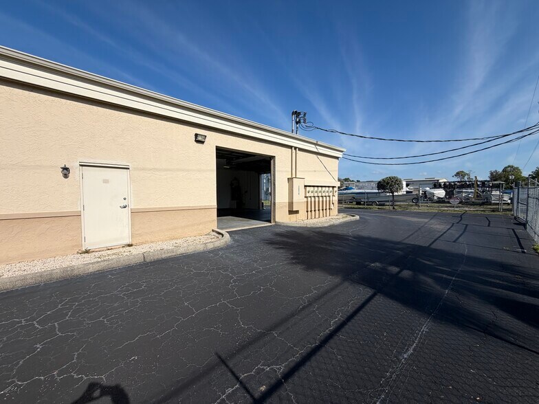 More Photos Of 5929 Youngquist Rd, Fort Myers Warehouse For Lease