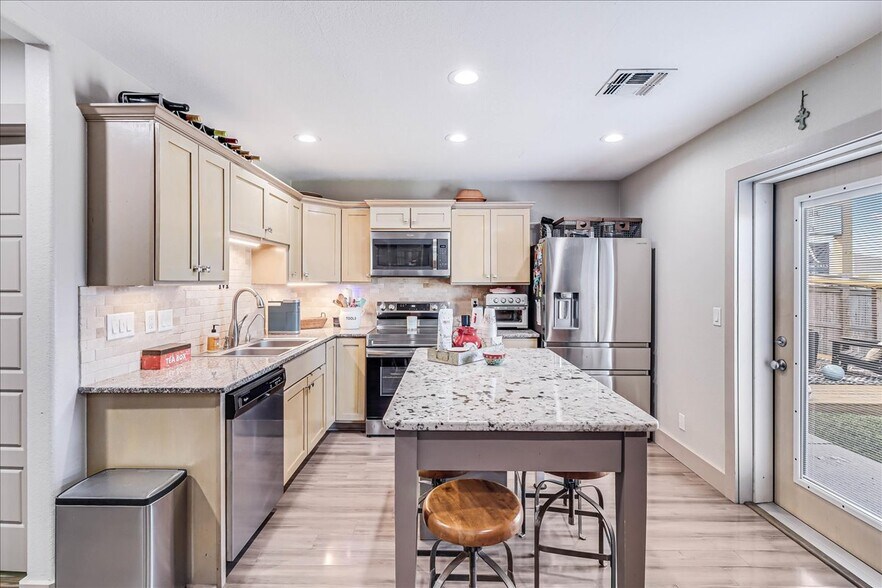 More Photos Of 121 Cut Off Rd, Port Aransas Office Residential For Sale