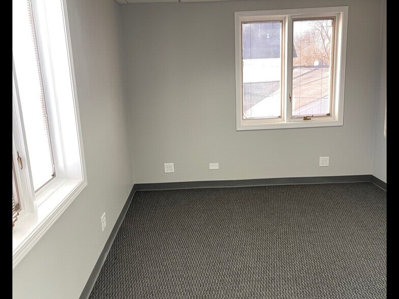 More Photos Of 110 S Hager Ave, Barrington Office For Lease