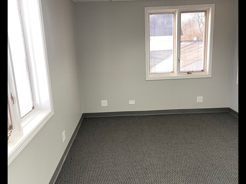 More Photos Of 110 S Hager Ave, Barrington Office For Lease
