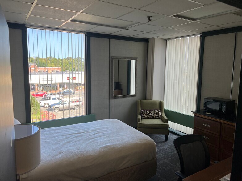 More Photos Of 136 Center St, Old Town Office For Sale