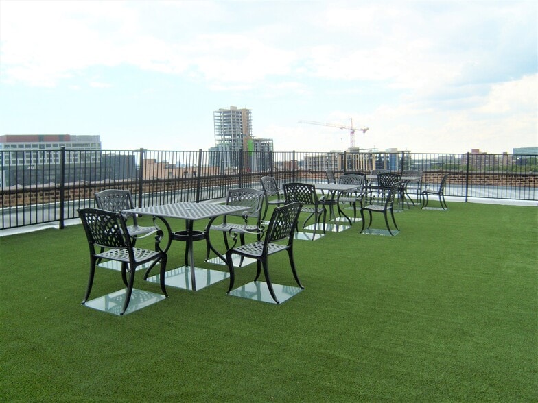 More Photos Of 346 N Justine St, Chicago Light Distribution For Lease