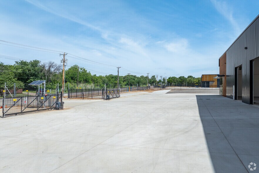 More Photos Of 5749 Parker Henderson Rd, Fort Worth Service For Lease