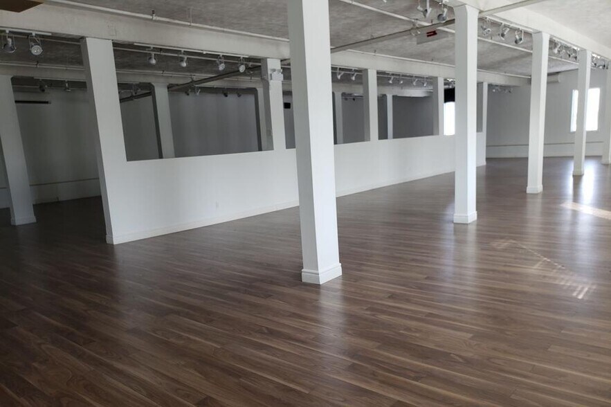 More Photos Of 126 Rue Jacques-Cartier N, St-Jean Storefront For Sale