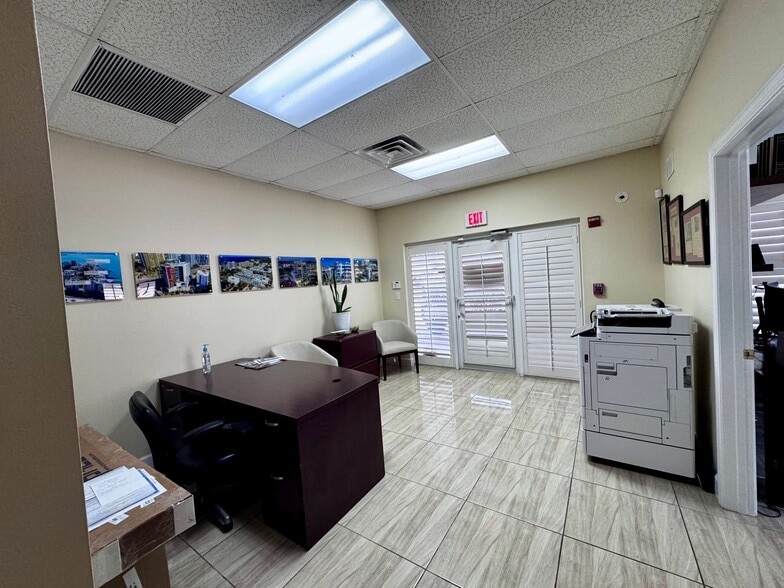 More Photos Of 1550-1582 Global Ct, Sarasota Light Manufacturing For Sale