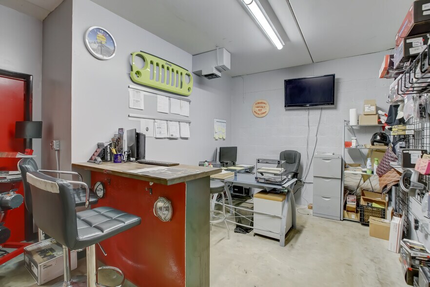 More Photos Of 530 S Dixie Hwy W, Pompano Beach Auto Repair For Sale