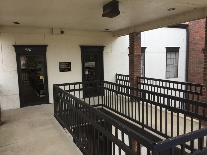 More Photos Of 337 Oaks Trl, Garland Office For Lease