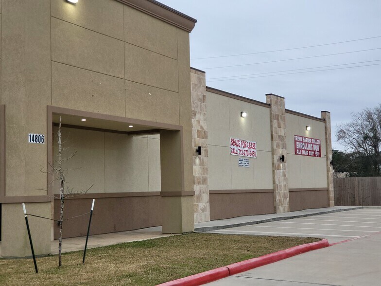 More Photos Of 14806 Ella Blvd, Houston General Retail For Lease