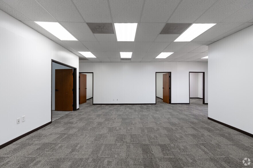 More Photos Of 3212-3214 Belt Line Rd, Farmers Branch Unknown For Lease