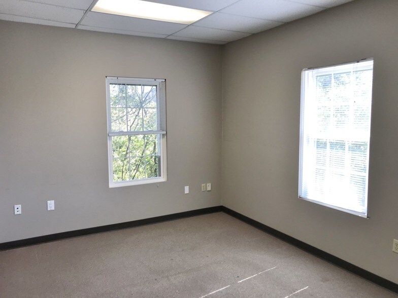 More Photos Of 450 S Church St, Fincastle Medical For Lease