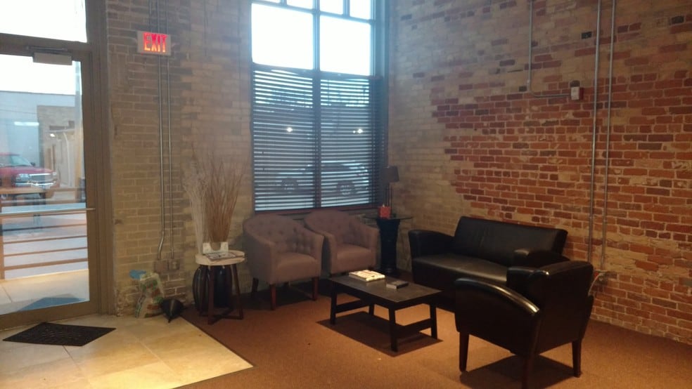 More Photos Of 1263 Main St, Green Bay Office For Lease